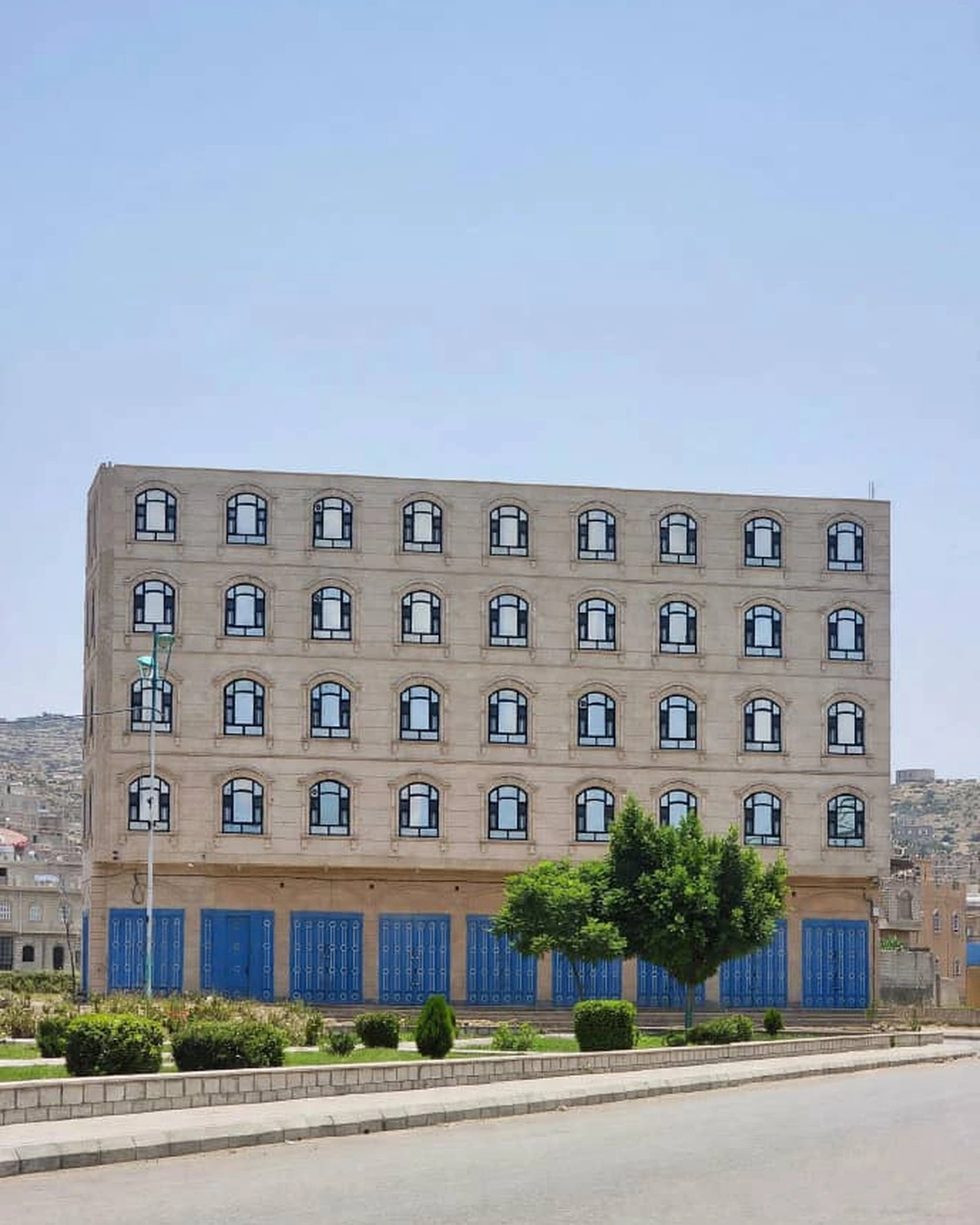 مدرجات زراعية خضراء في مرتفعات مدينة يريم